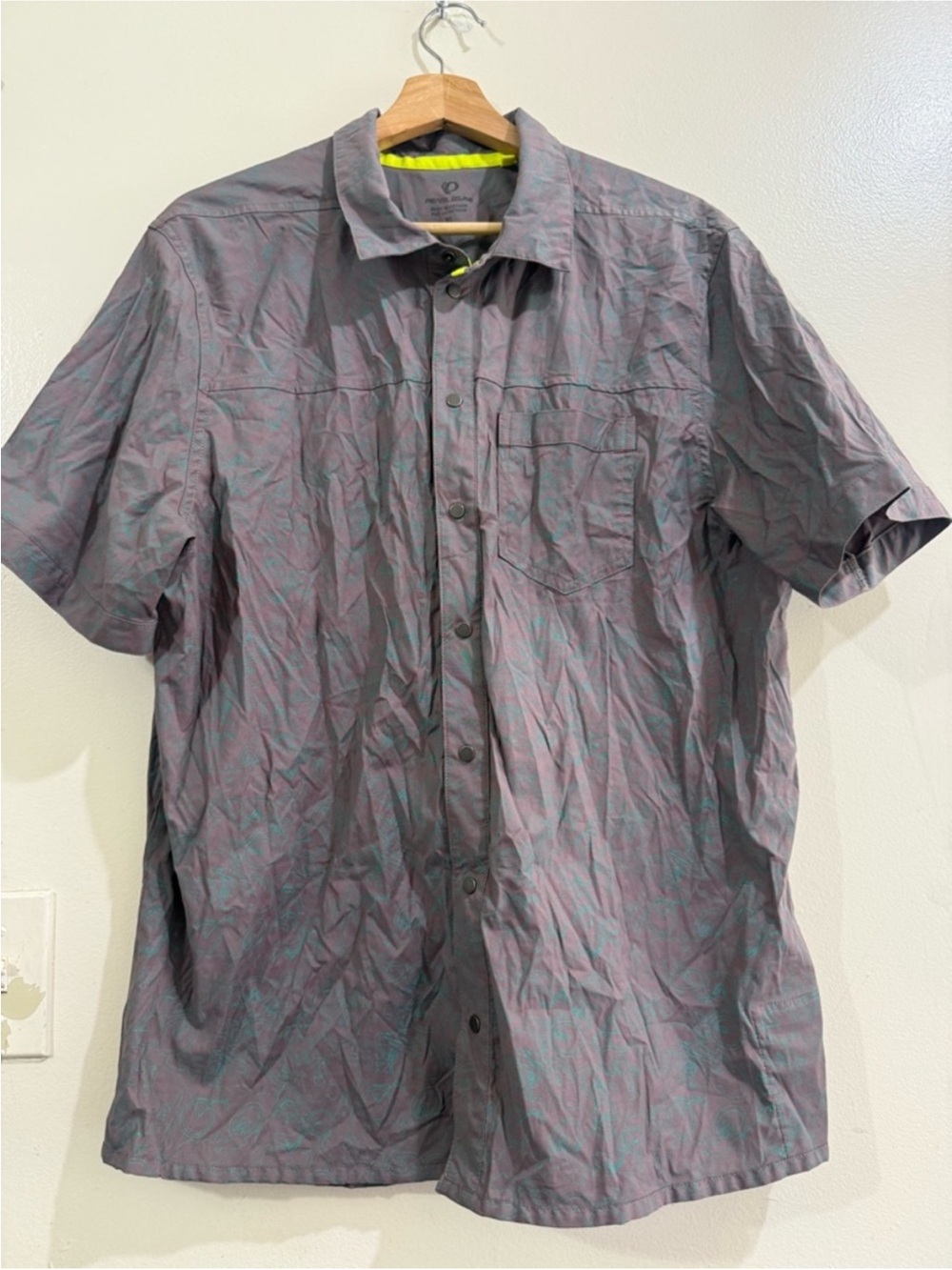 Pearl Izumi Men's Short Sleeve Button-Up Shirt in Gray with Lime Accent